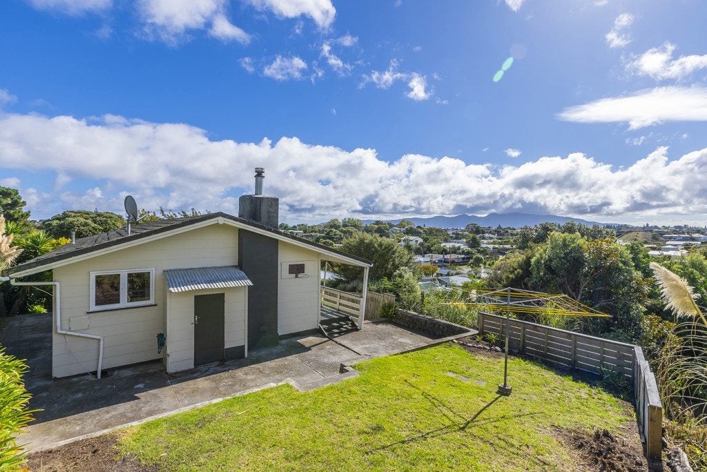 16 Hillcrest Road, Raumati South, Paraparaumu - Carousel 2