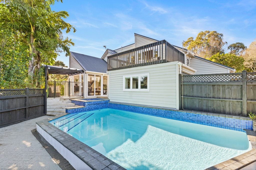 8 Eucalyptus Place, Beach Haven, Auckland - Carousel 2