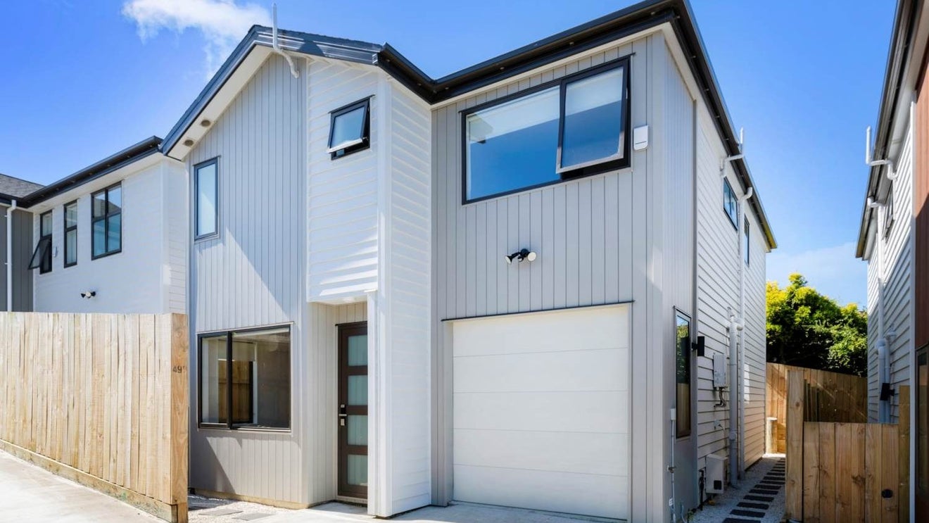 49B Prince Regent Drive, Half Moon Bay, Auckland - Carousel 1