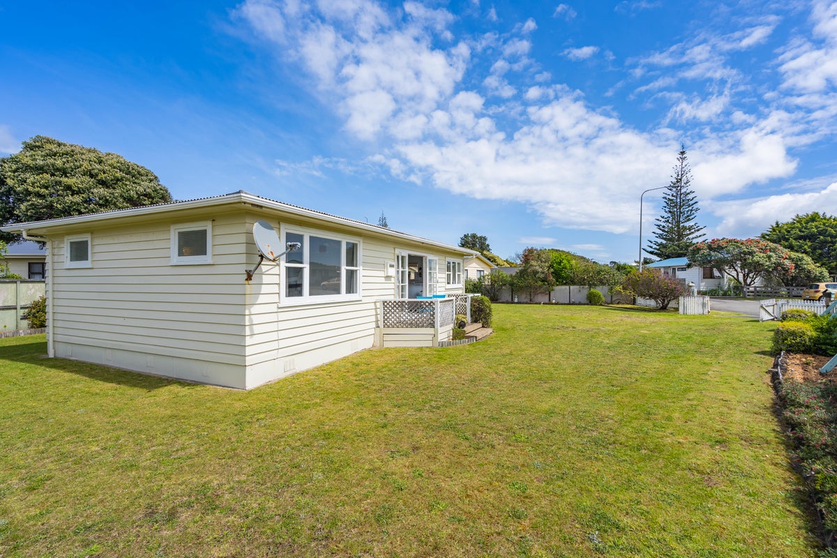 11 Adrian Grove, Waikanae Beach, Waikanae - Carousel 1