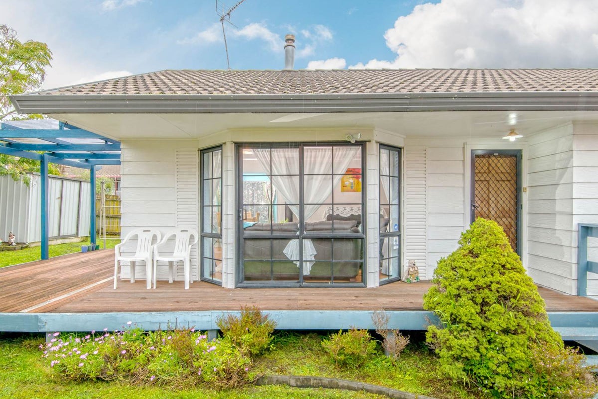 2/16 De Quincey Terrace, Highland Park, Auckland - Carousel 1