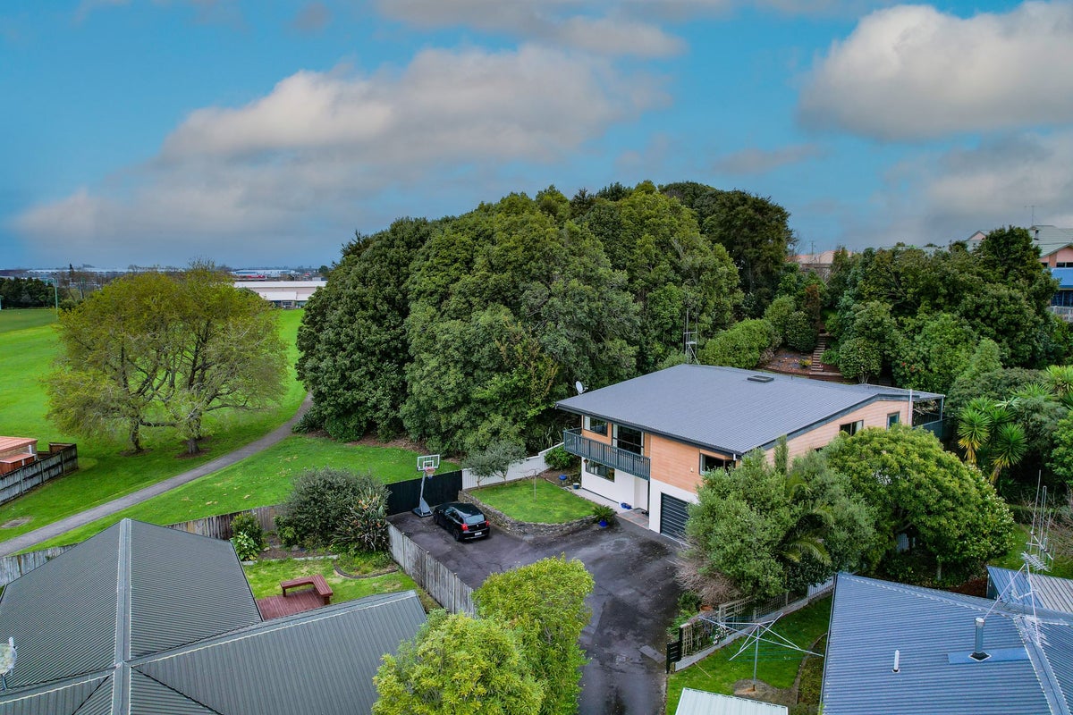 25 Minnie Place, Pukete, Hamilton - Carousel 1