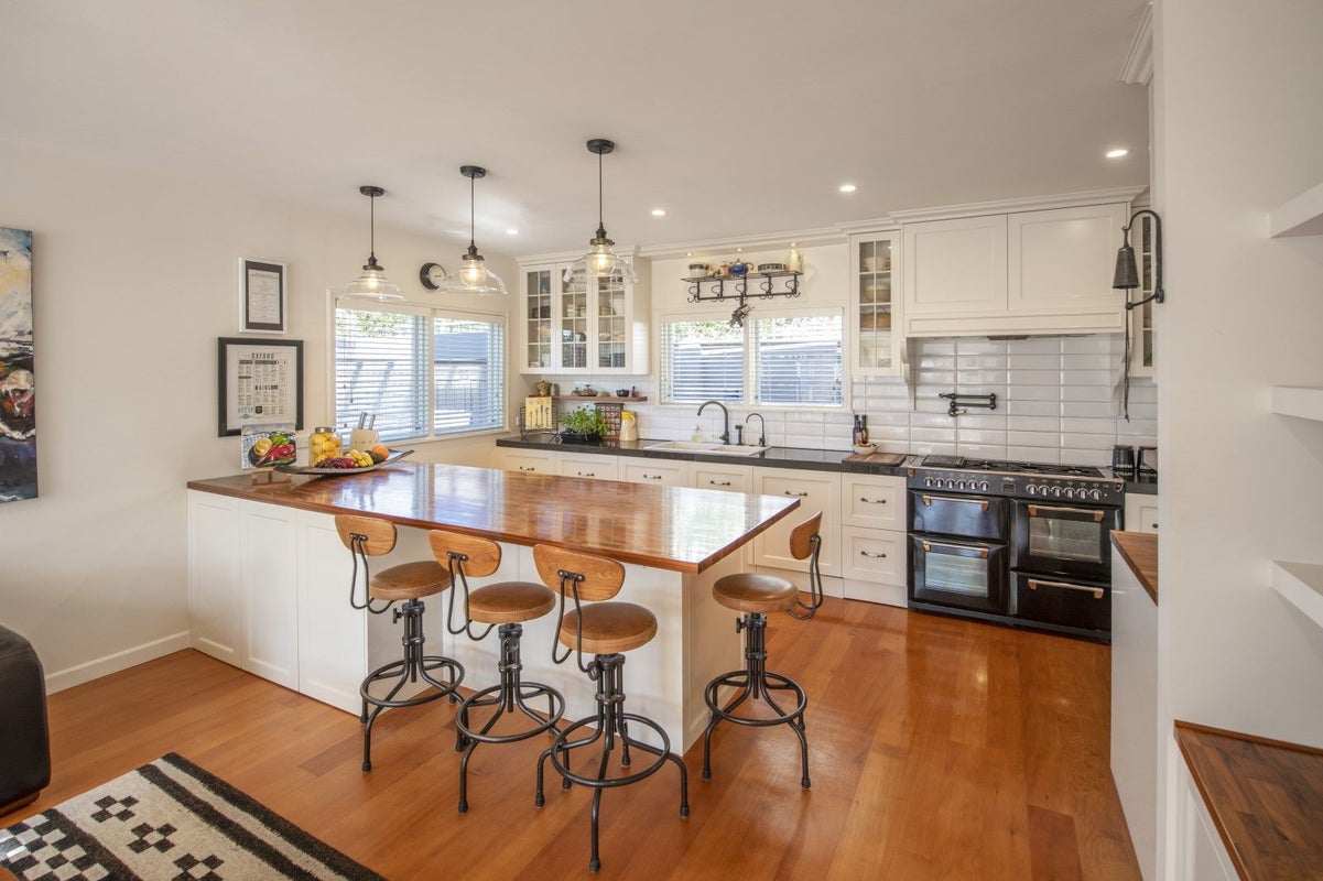 8 Pine Terrace, Karori, Wellington - Carousel 2