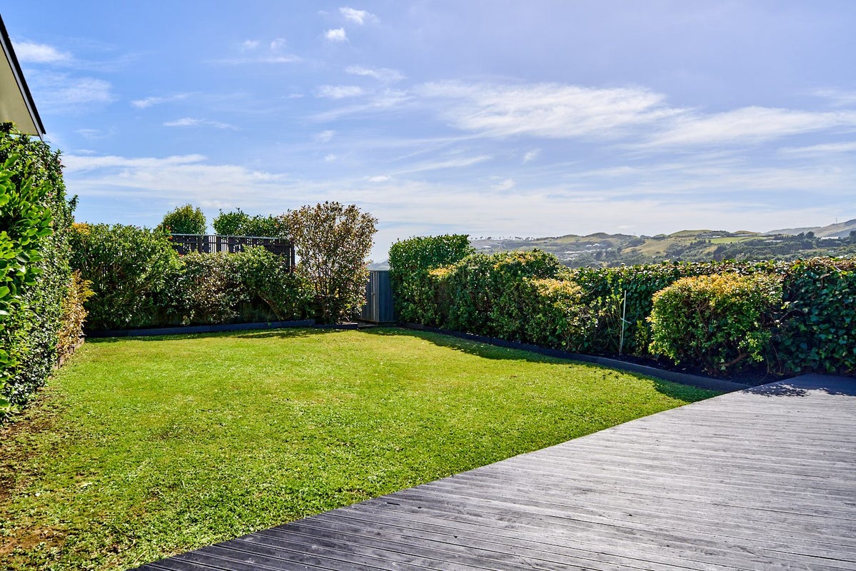 13 Saint Edmund Crescent, Tawa, Wellington - Carousel 2