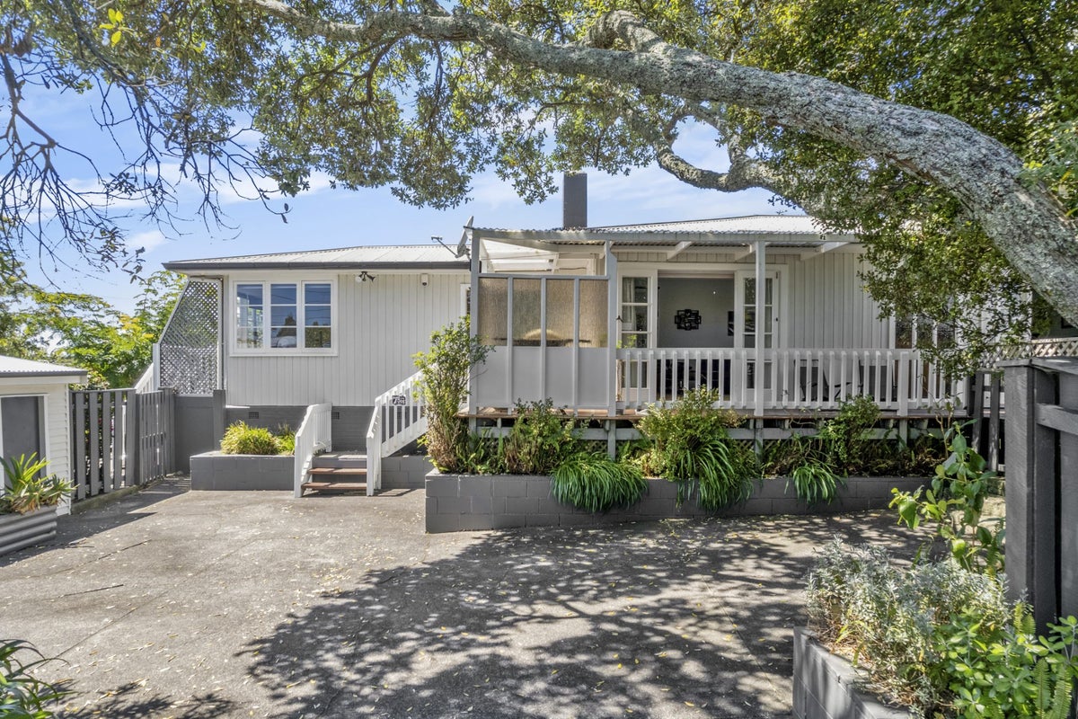 1 Marewa Street, Te Atatu South, Auckland - Carousel 1