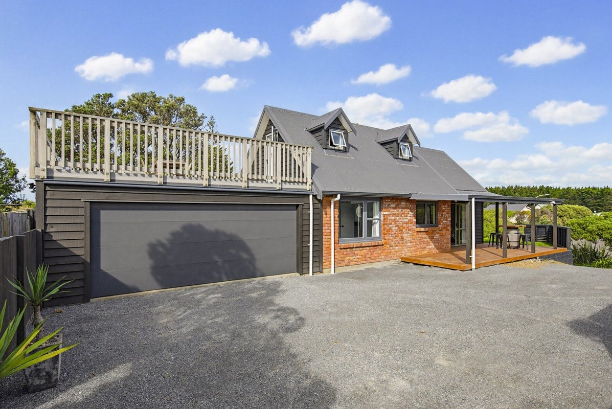 10 Arataki Grove, Waitarere Beach, Levin - Carousel 1