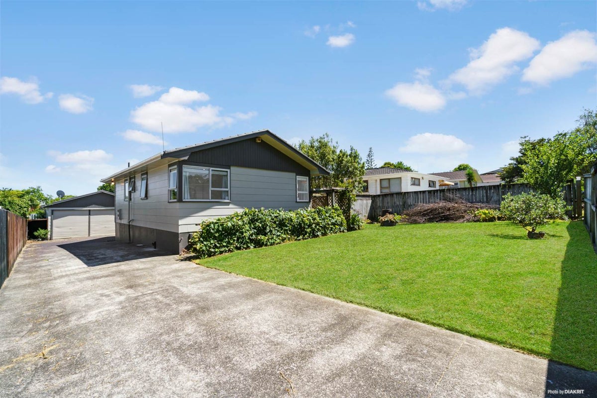 15 Waari Avenue, Sunnyvale, Auckland - Carousel 1