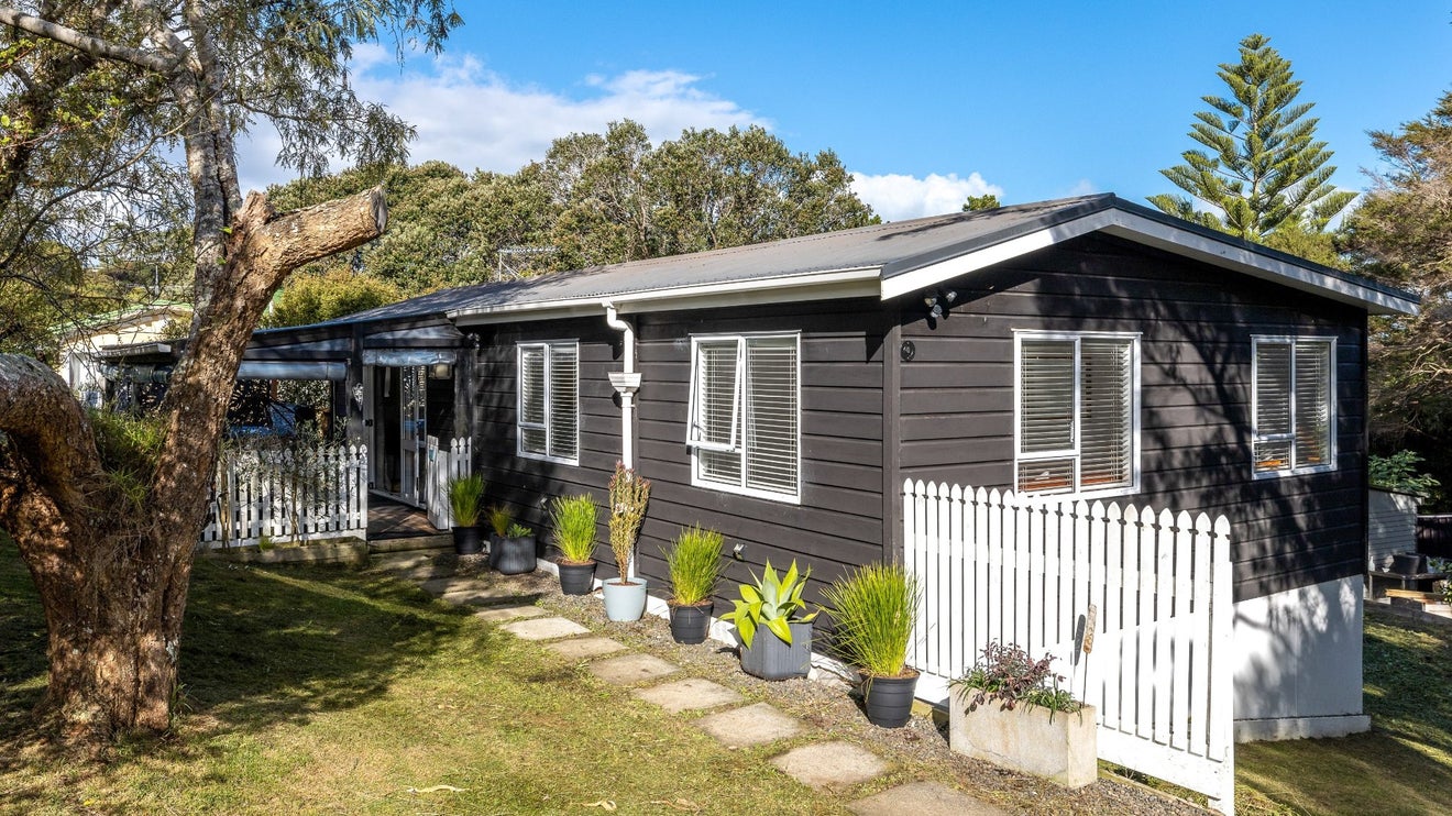 26 Goodwin Avenue, Oneroa, Waiheke Island - Carousel 1