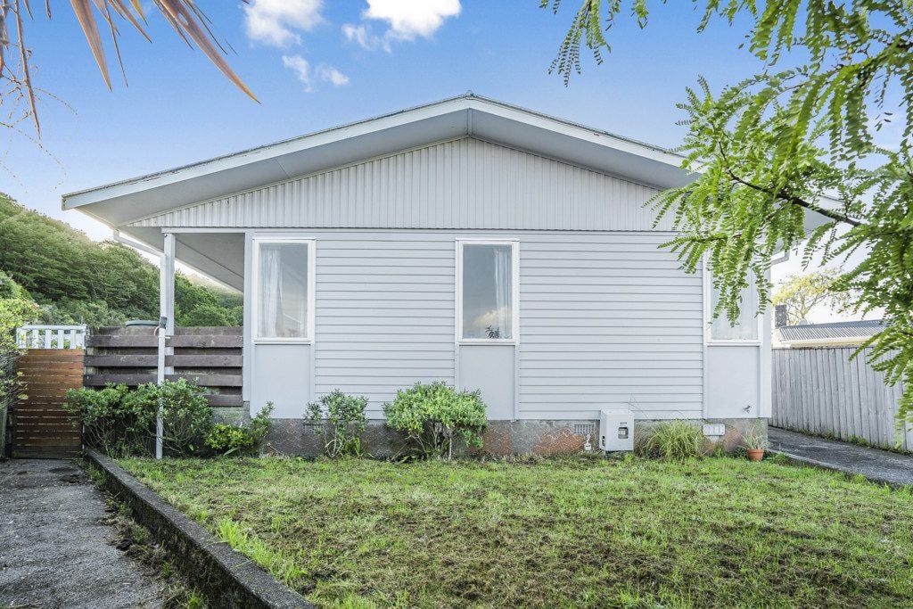 18 Kumeroa Grove, Wainuiomata, Lower Hutt - Carousel 2