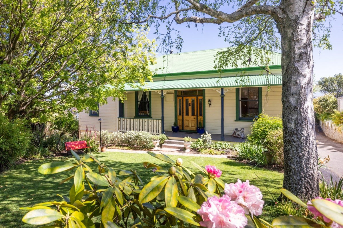 2 Cobden Crescent, Bluff Hill, Napier - Carousel 1