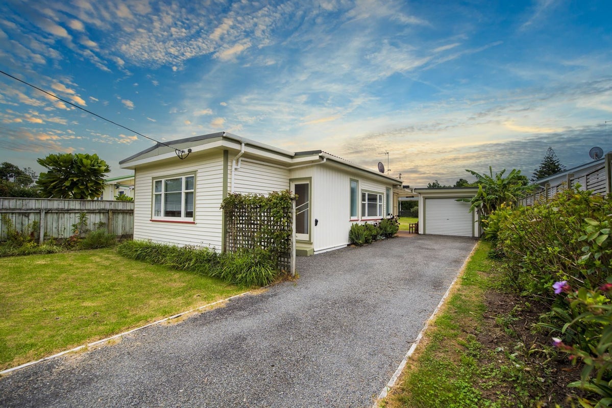 15 The Avenue, Otaki Beach, Otaki - Carousel 1
