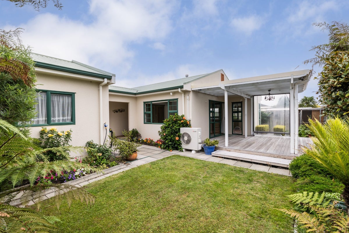 199 Frimley Oaks, Frimley, Hastings - Carousel 2