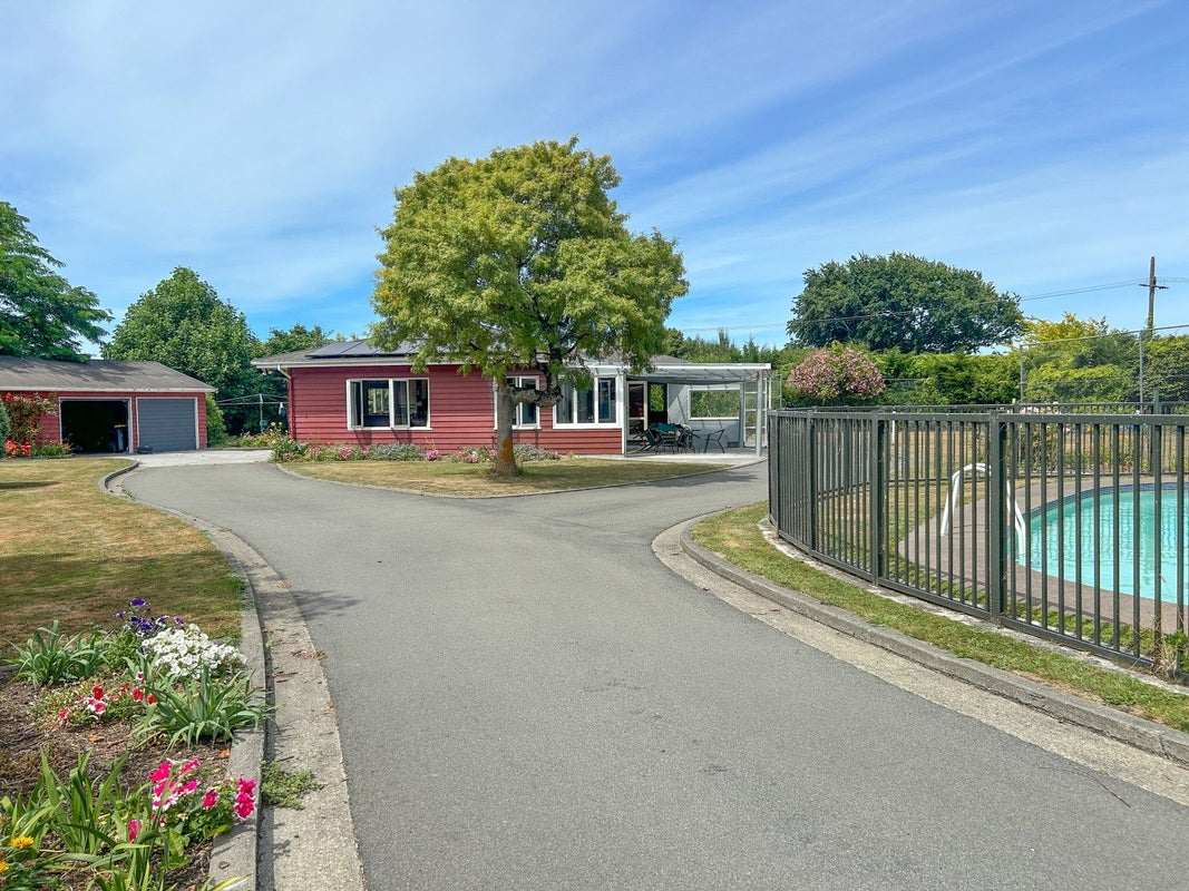 258 High Street North, Carterton - Carousel 1