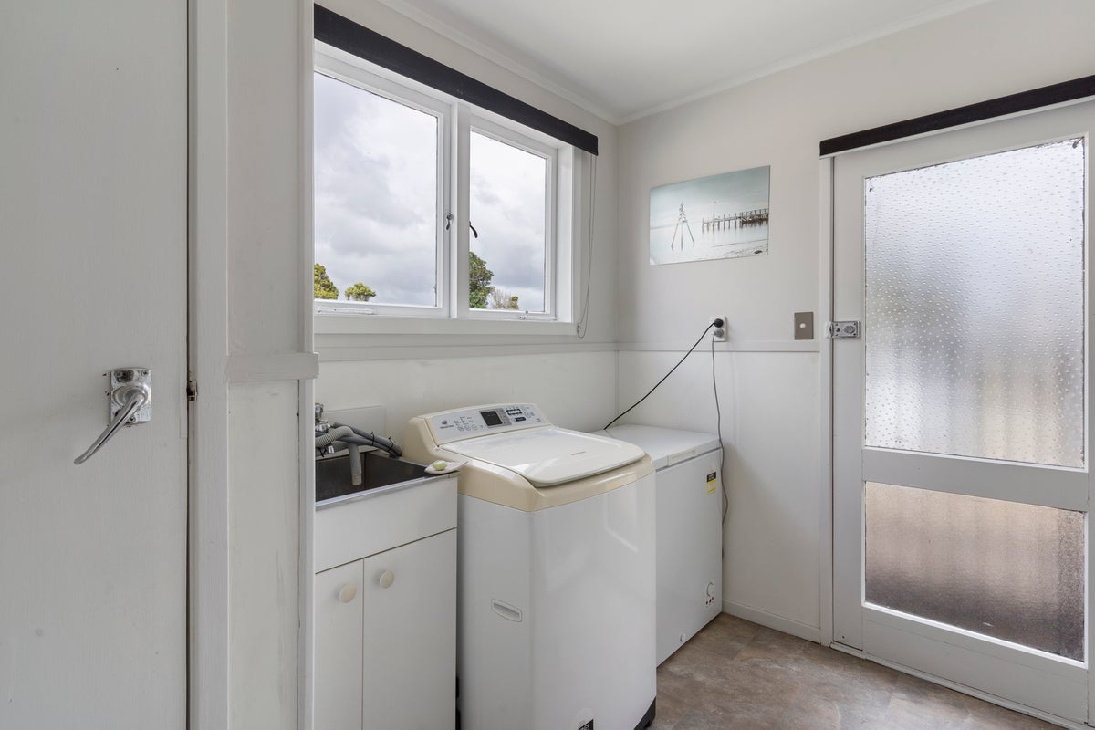 24 Blanes Road, Weymouth, Auckland - Carousel 27