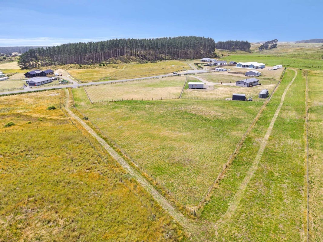 36 Mowhia Grove, Waitarere, Levin - Carousel 2
