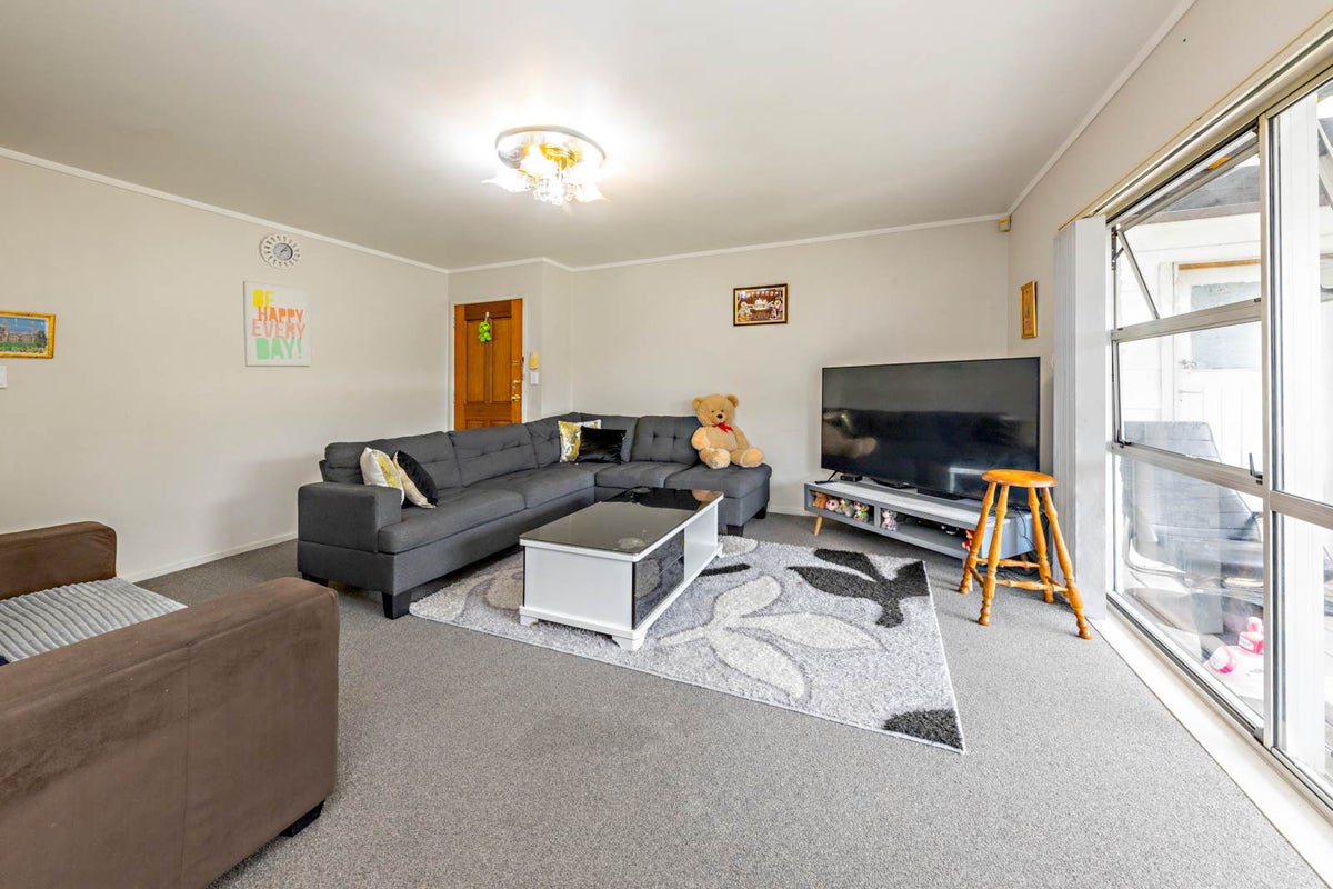 17A Corolu Place, Conifer Grove, Takanini - Carousel 1