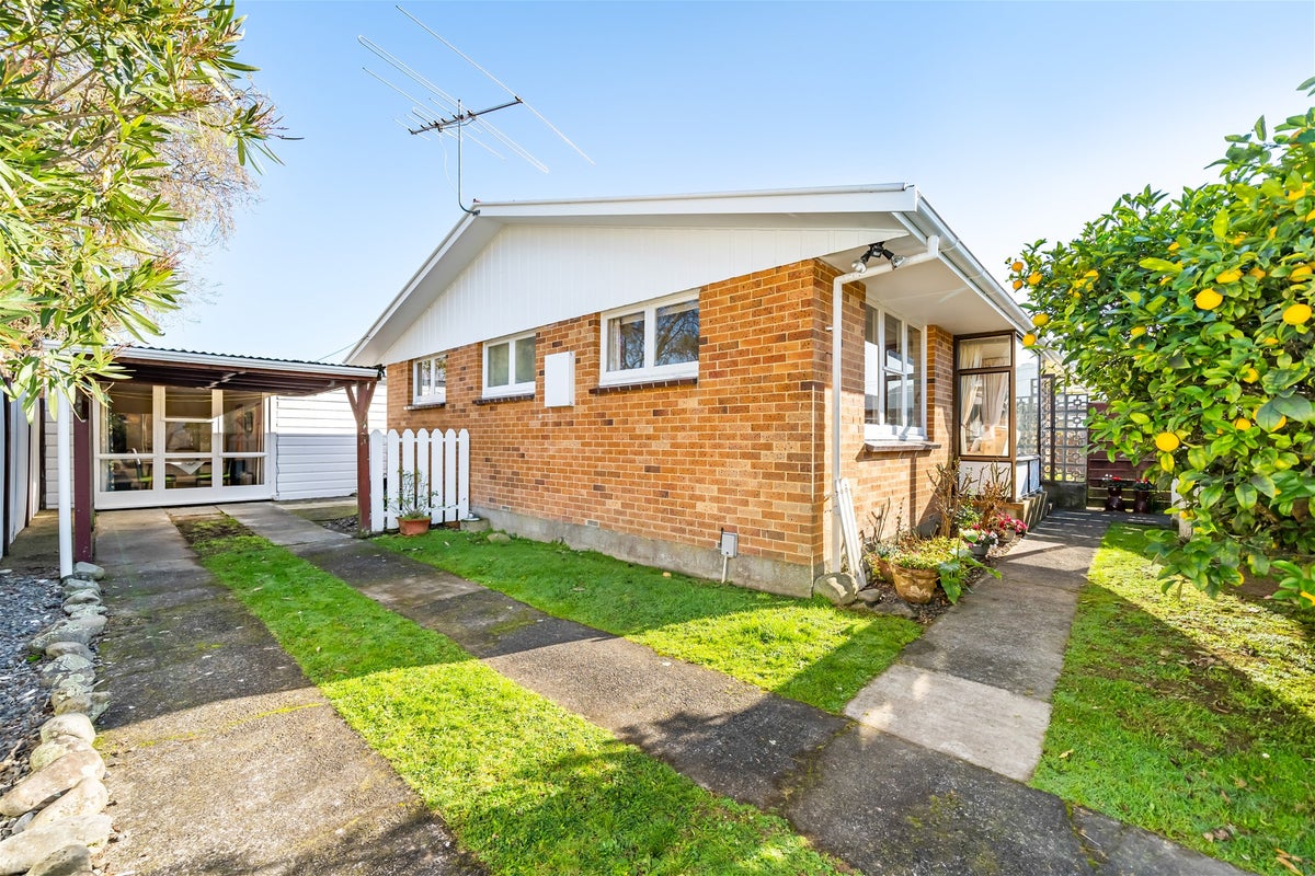 4/27 Exchange Street, Ebdentown, Upper Hutt - Carousel 1