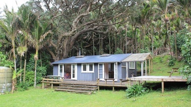 122 Garden Road, Piha, New Lynn - Carousel 1