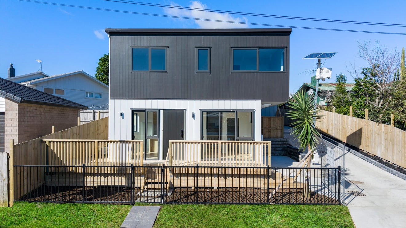 8 Clutha Crescent, Clover Park, Auckland - Carousel 1