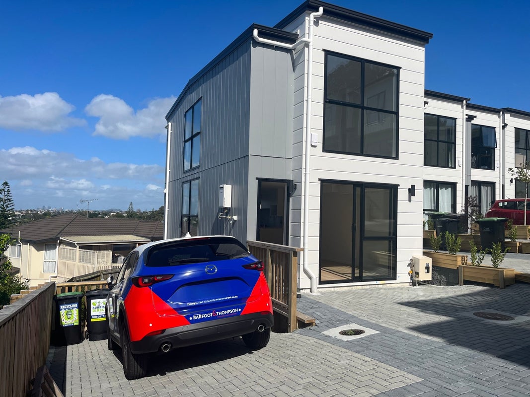 12 Oki Place, Glenfield, Auckland - Carousel 1