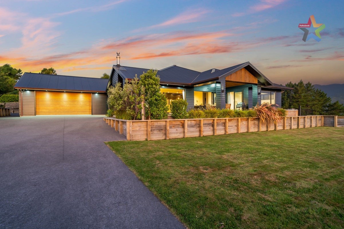 13 Mount Marua Way, Timberlea, Upper Hutt - Carousel 1
