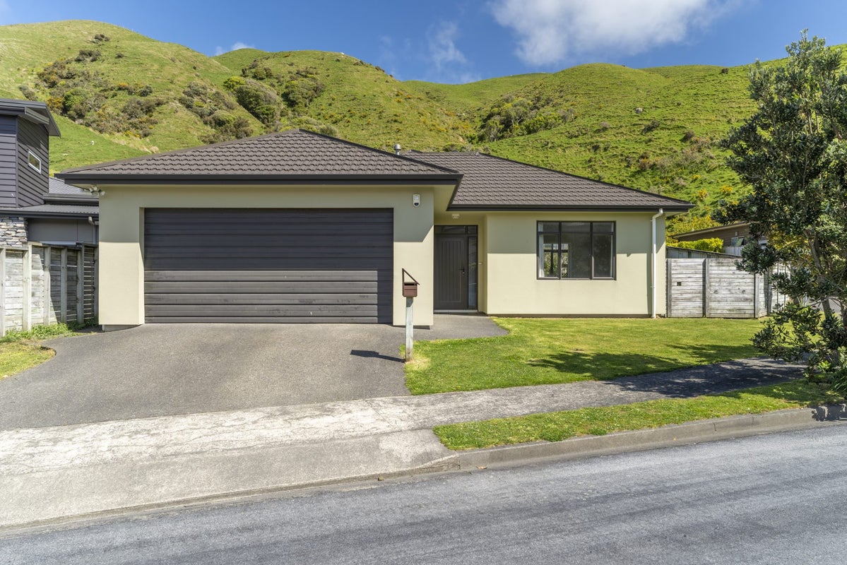 13 Yarnbrook Grove, Churton Park, Wellington - Carousel 1