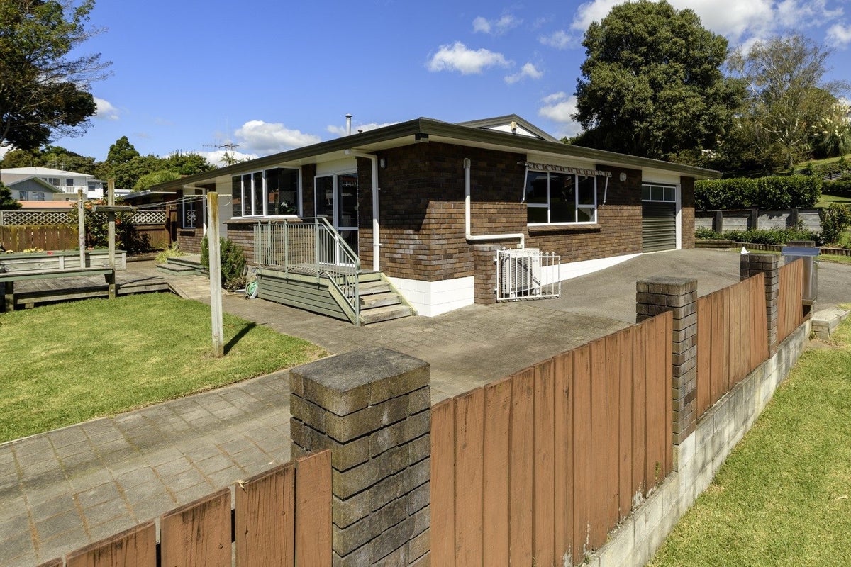 2 Upland Street, Brookfield, Tauranga - Carousel 1