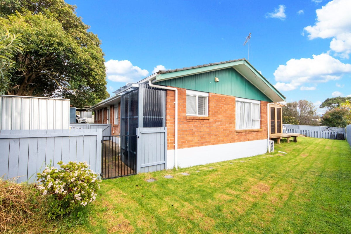4/102 Lynwood Road, New Lynn, Auckland - Carousel 2