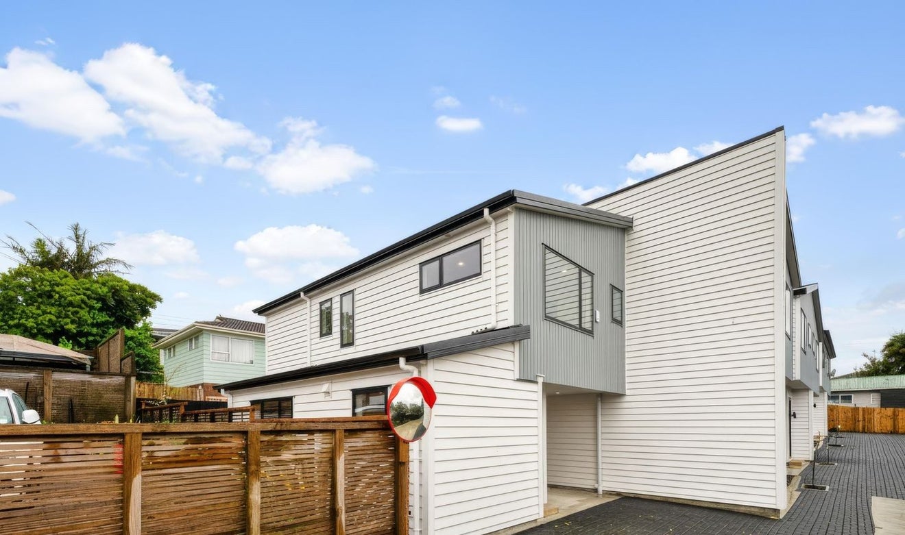 8A Butterworth Drive, Glendene, Auckland - Carousel 1