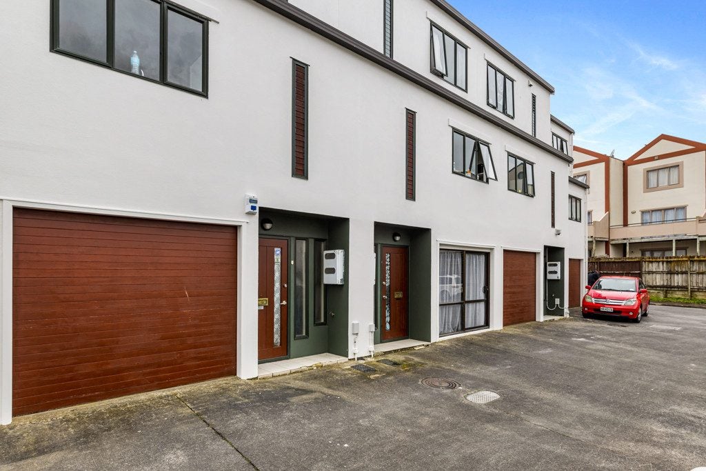 3/12 Ambrico Place, New Lynn, Auckland - Carousel 1