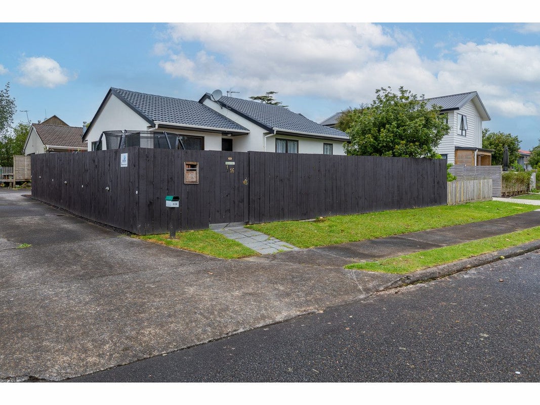 1/16 Edwin Freeman Place, Ranui, Auckland - Carousel 1
