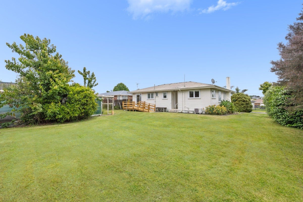 34 Pemberton Crescent, Greerton, Tauranga - Carousel 1