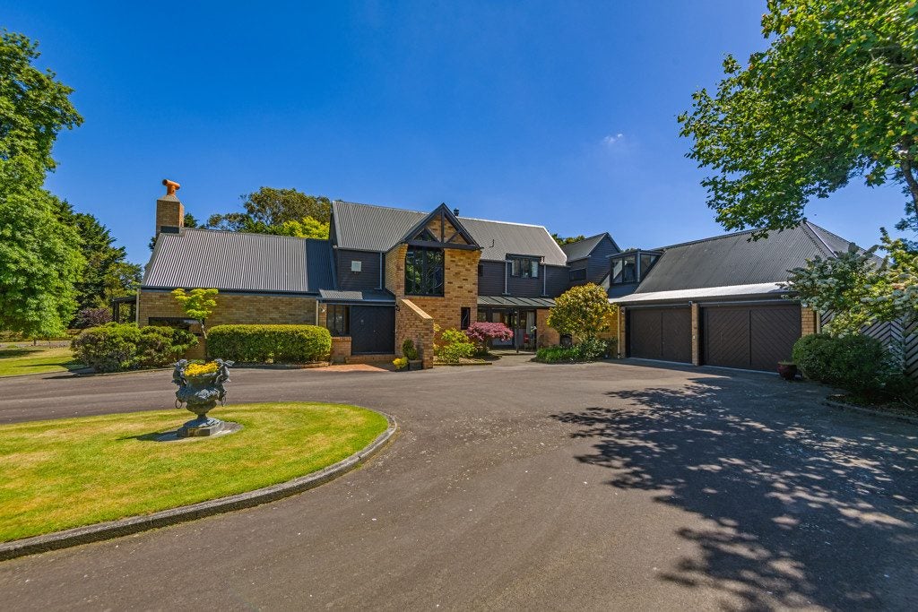 323 Reid Line, Bunnythorpe - Carousel 1