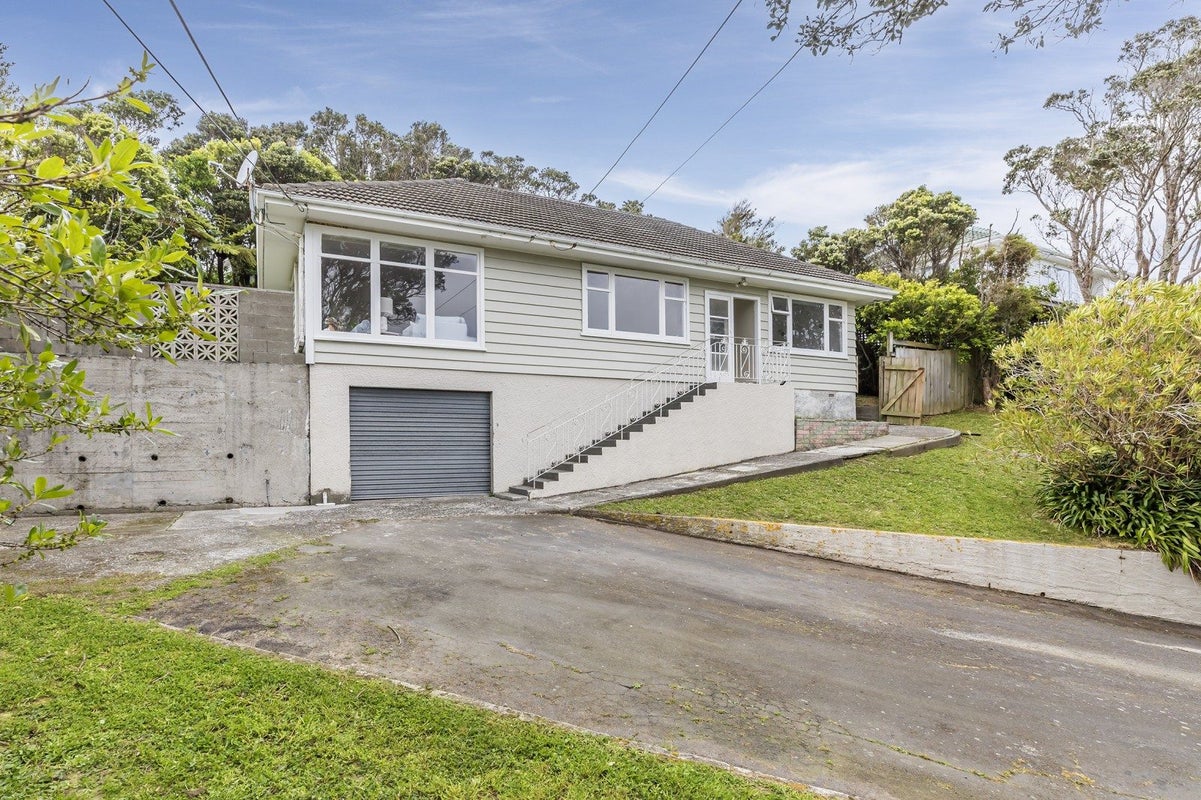 7 Miles Crescent, Newlands, Wellington - Carousel 1