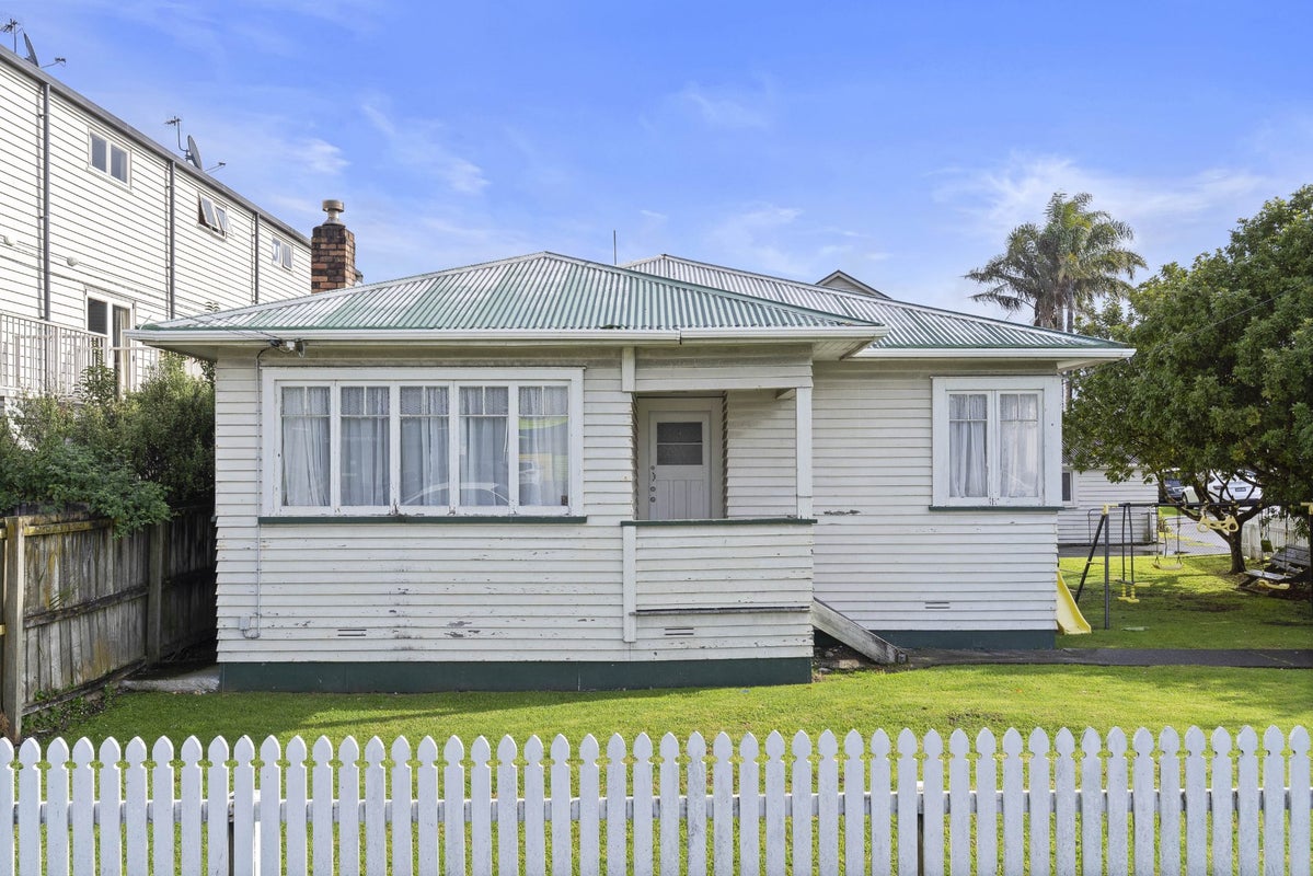 2 Keeling Road, Henderson, Auckland - Carousel 1