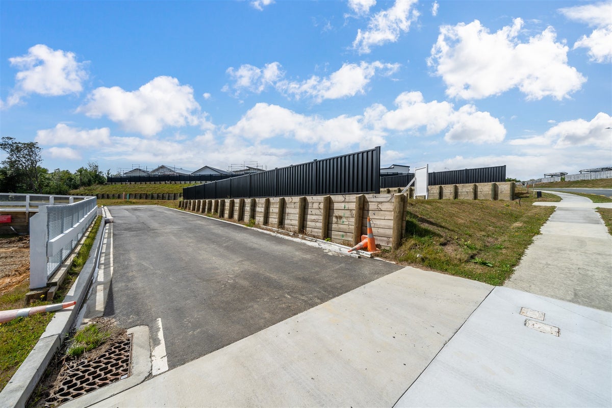 14 Rewarewa Way, Timberlea, Upper Hutt - Carousel 1