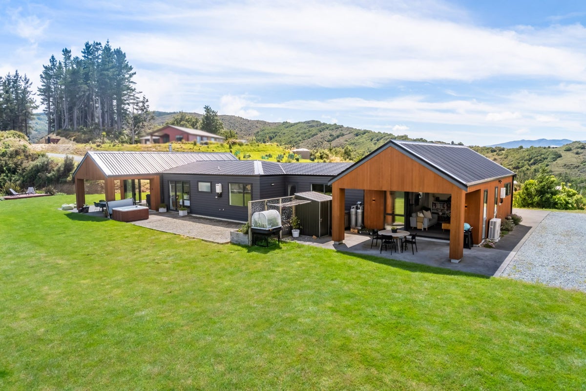 46 Crest Road, Akatarawa, Upper Hutt - Carousel 1