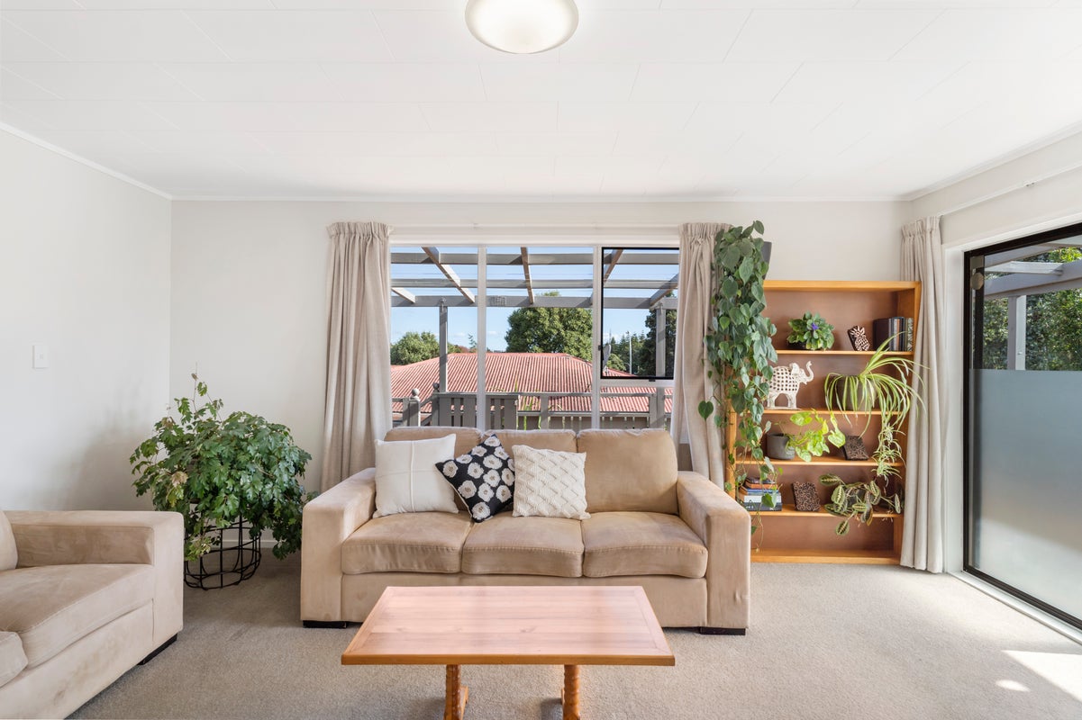 83 Te Irirangi Drive, Clover Park, Auckland - Carousel 2
