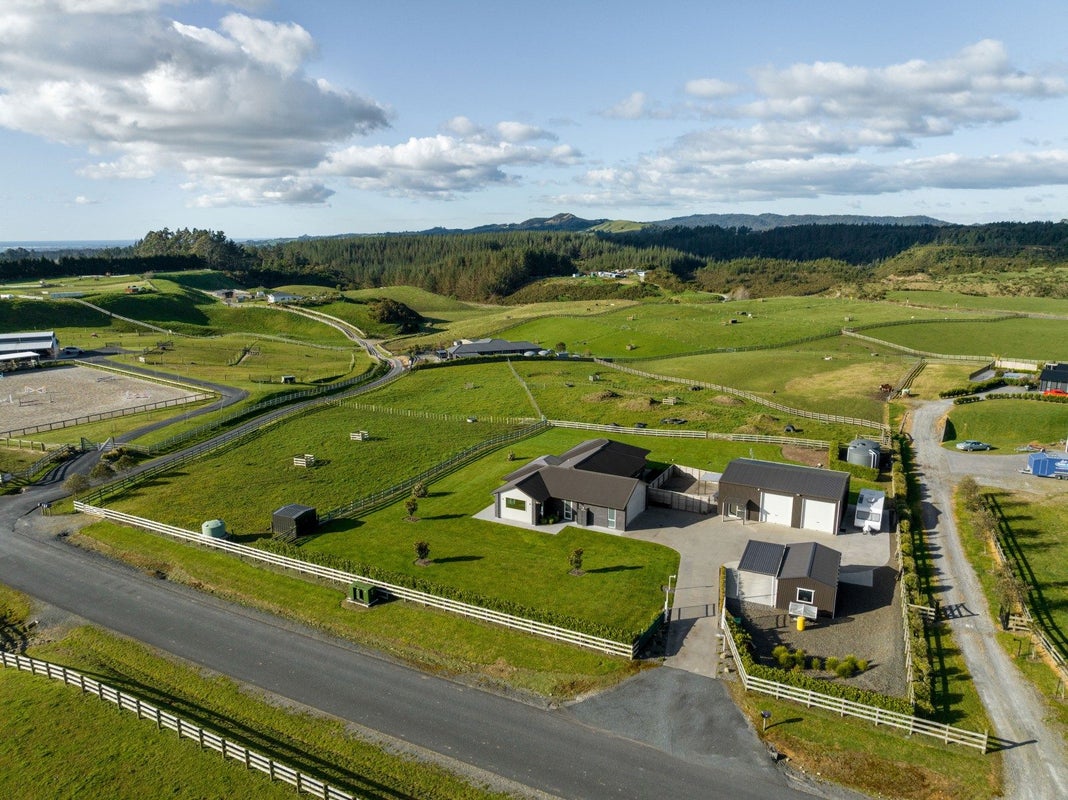 10 Betty May Drive, Pyes Pa, Tauranga - Carousel 1