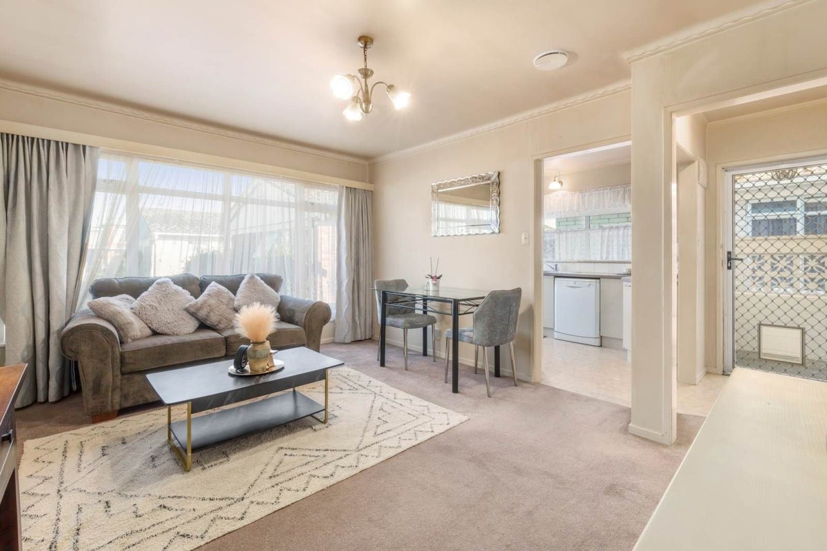 9 Warwick Avenue, Papatoetoe, Auckland - Carousel 2