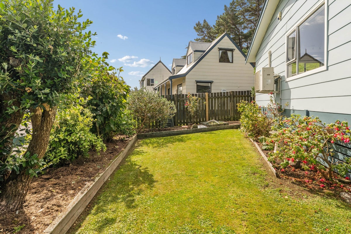 7 Bobstay Lane, Whitby, Porirua - Carousel 2