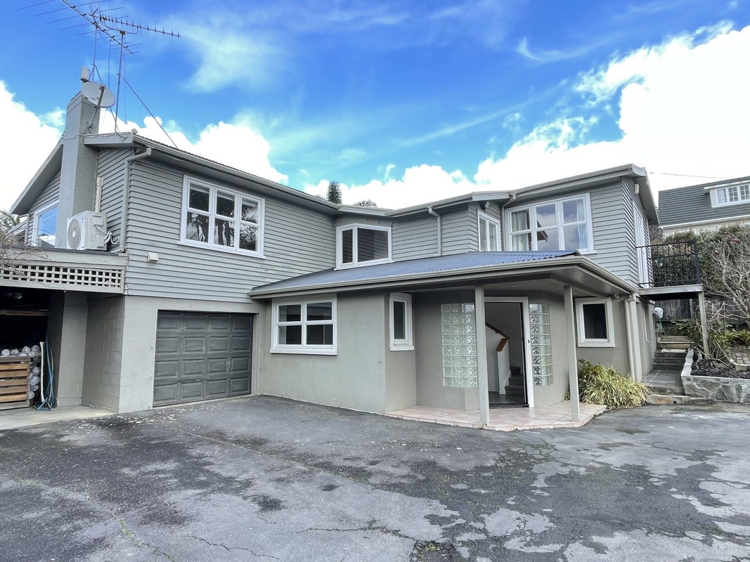 2 Aotearoa Terrace, Murrays Bay, Auckland - Carousel 1