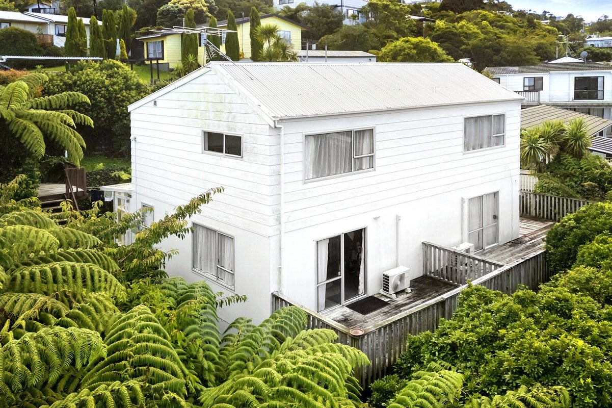 32B Cheltenham Terrace, Newlands, Wellington - Carousel 1
