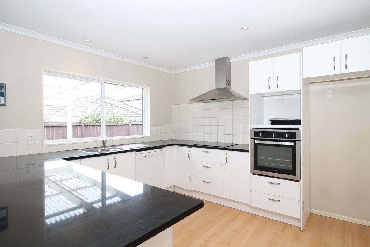 2 Cambrian Crescent, Flat Bush, Auckland - Carousel 2