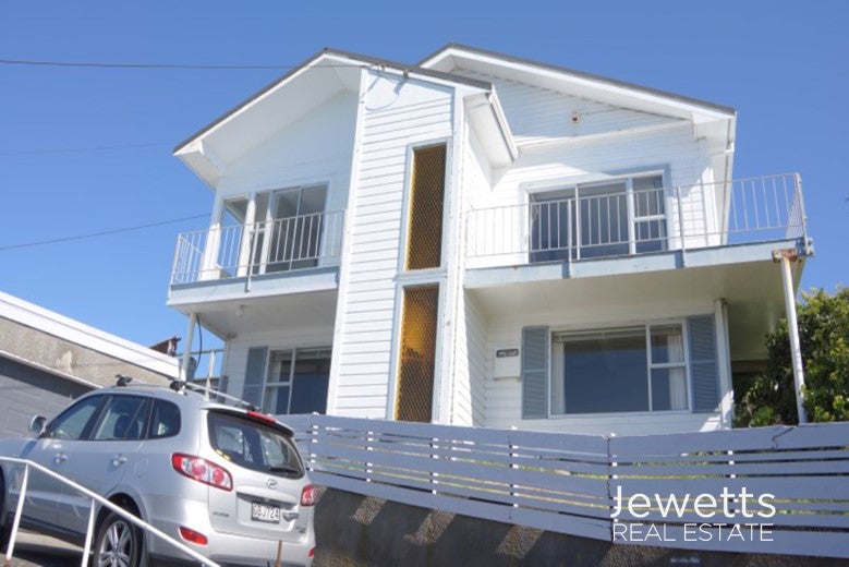 29 Napier Street, Karaka Bays, Wellington - Carousel 1