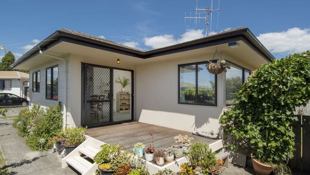 8/4 Greenpark Way, Greerton, Tauranga - Carousel 1