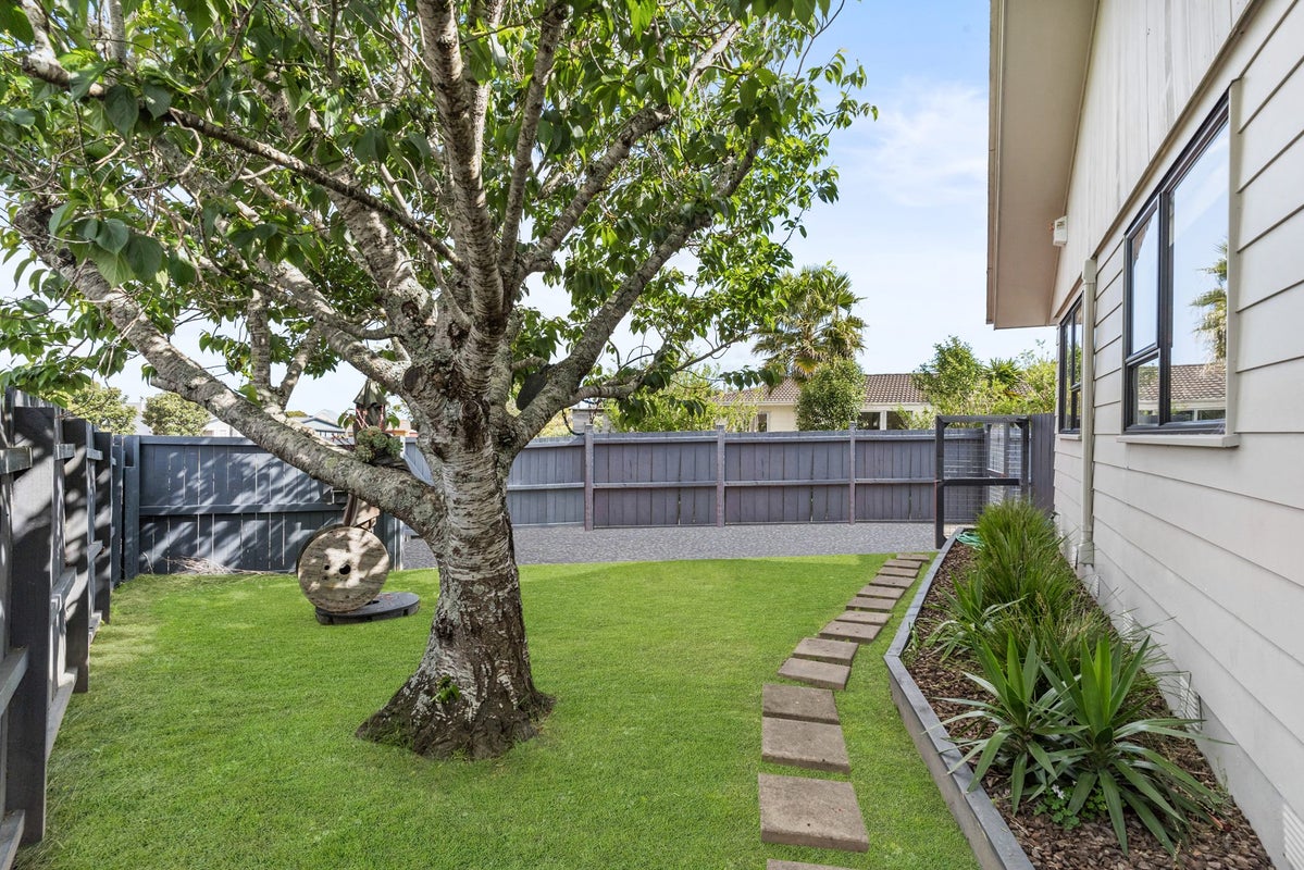 1/20 Glenhaven Place, Te Atatu Peninsula, Auckland - Carousel 2
