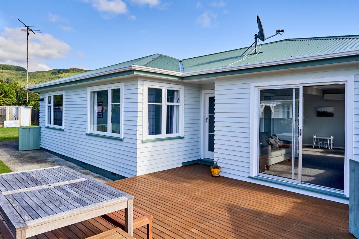 31 Larsen Crescent, Tawa, Wellington - Carousel 1
