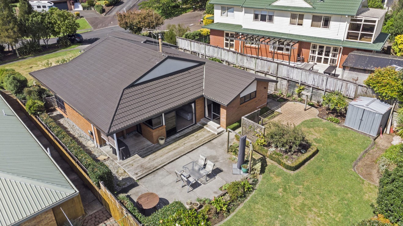 17 Sunny Dale, Western Heights, Hamilton - Carousel 2