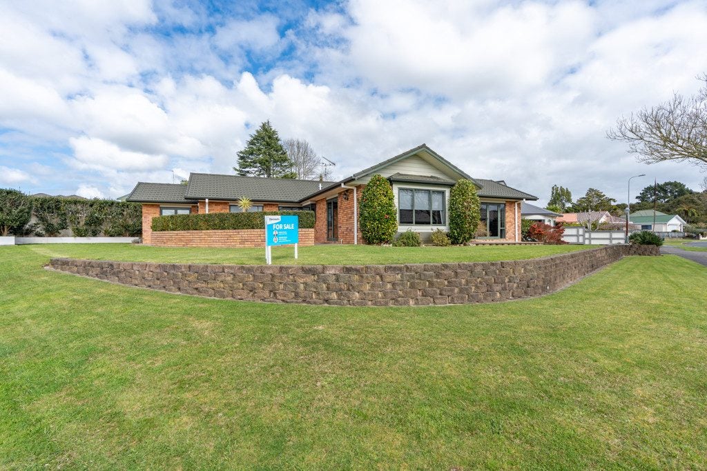 1 Millthorpe Crescent, Pukete, Hamilton, Waikato - Carousel 1
